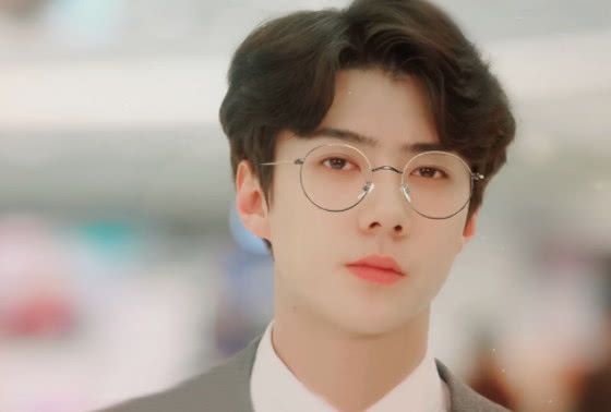 同樣是戴眼鏡，扛住了肖戰，躲過了易烊千璽，卻栽在他身上